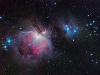 Большая Туманность Ориона (M 42, NGC 1976), M 43 (NGC 1982, в виде запятой) и туманность Бегущий человек (NGC 1977, голубого цвета)